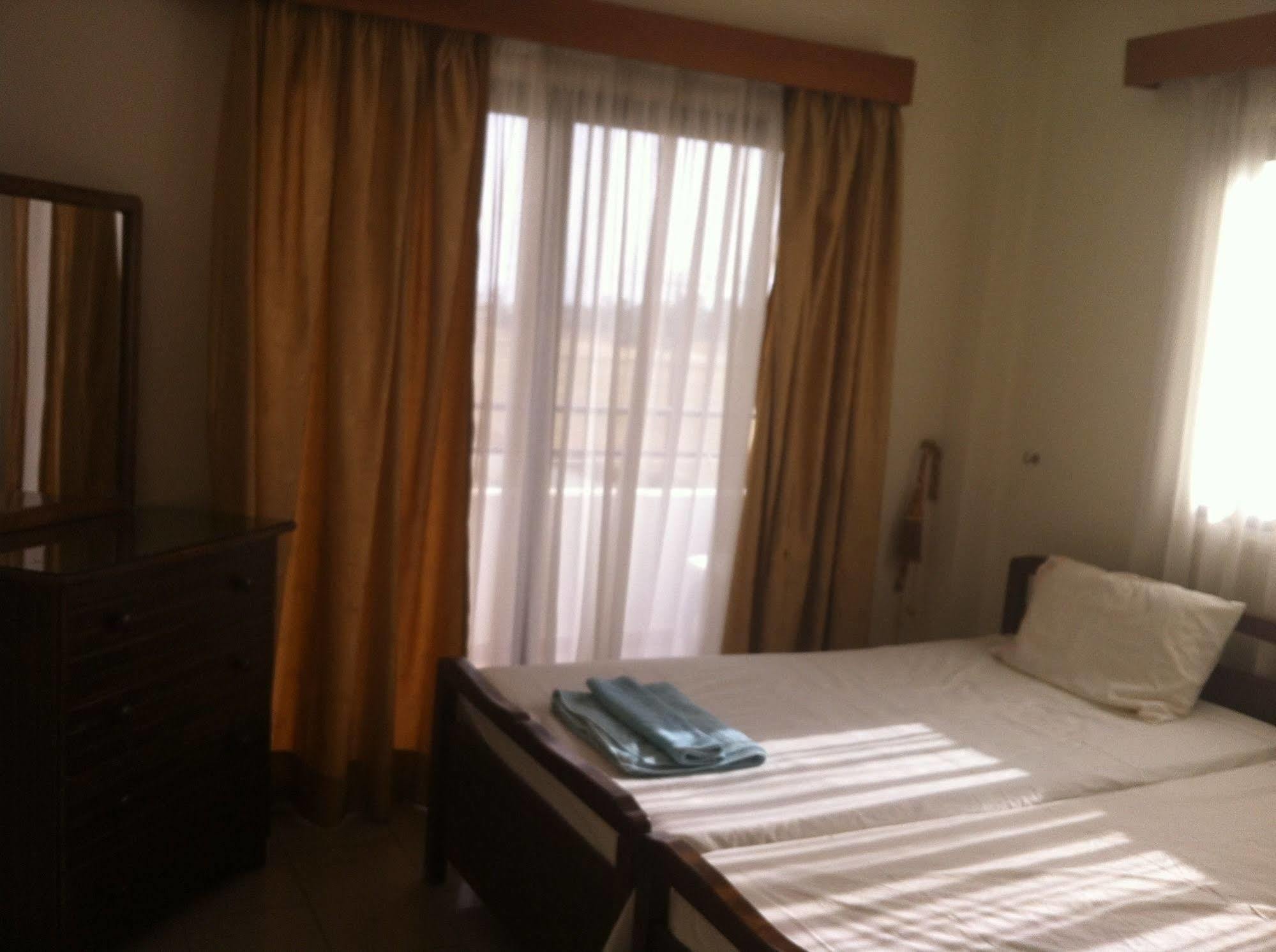 Zakos Court Apartments Larnaca Ngoại thất bức ảnh