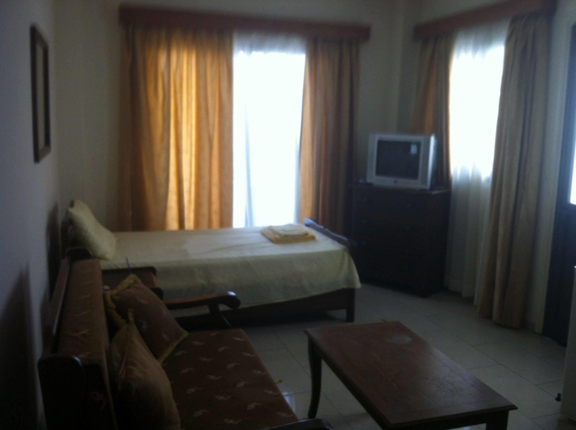 Zakos Court Apartments Larnaca Ngoại thất bức ảnh
